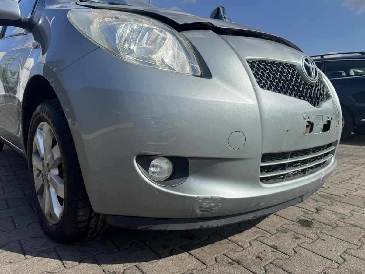 Toyota Yaris XP9 original Stossf&auml;nger Sto&szlig;stange vorn mit Nebelscheinwerfern 1F8 Silber Metallic Bj.2009